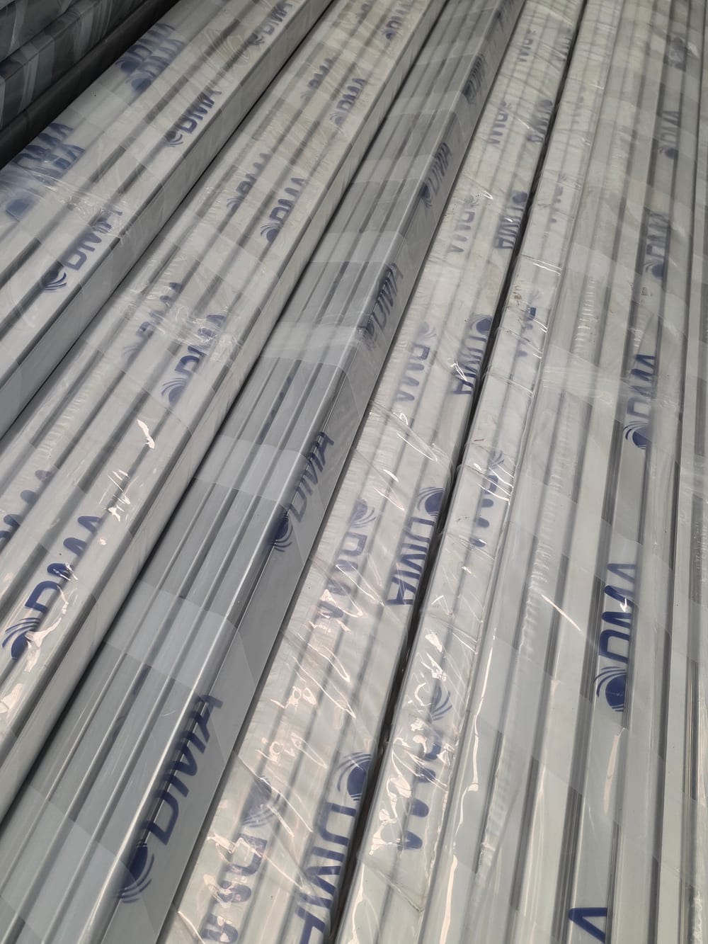 Galpao da DMA com estoque de perfis de aluminio